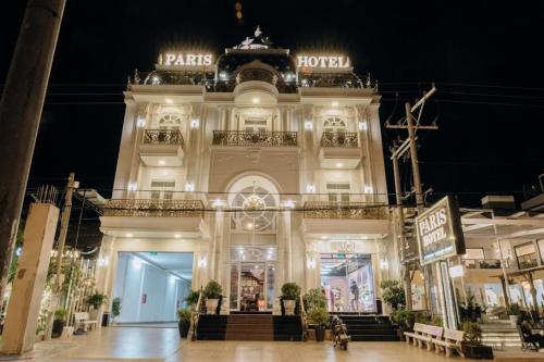 una tienda frente a un edificio por la noche en Paris Hotel Bình Thuận en Tuy Phong