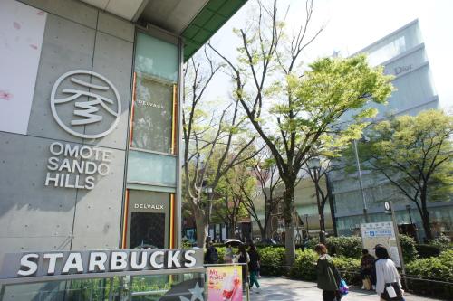 Certificado, premio, señal o documento que está expuesto en Inn The Omotesando