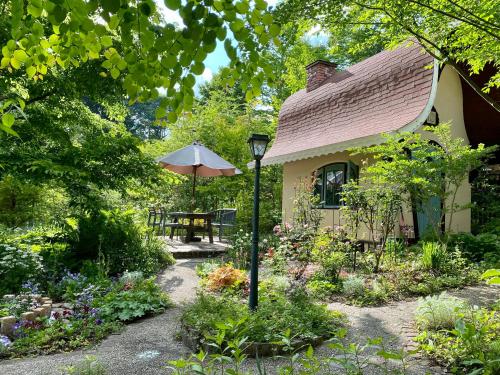 北斗的住宿－Garden Shed R，花园里的房屋,配有桌子和遮阳伞