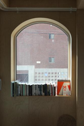 an arched window with a shelf of books at Entire apartment or single rooms in Homegarden Park near Camp Humprehys in Pyeongtaek