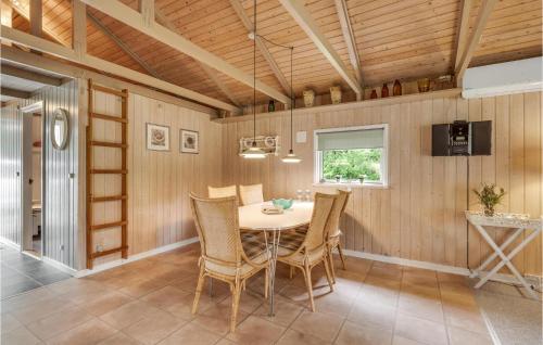 a dining room with a table and chairs at Stunning Home In Oksbøl With Wifi in Oksbøl