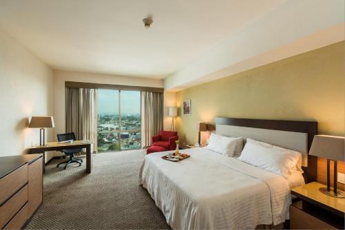 Katil atau katil-katil dalam bilik di Holiday Inn Guadalajara Select by IHG