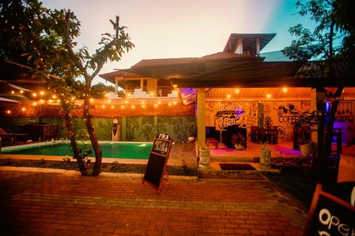 une maison avec une piscine la nuit dans l'établissement Supreme Dambulla, à Dambulla