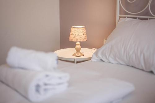 Ένα ή περισσότερα κρεβάτια σε δωμάτιο στο Sherlock's Holidays boutique rooms