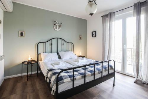 Ένα ή περισσότερα κρεβάτια σε δωμάτιο στο Sherlock's Holidays boutique rooms