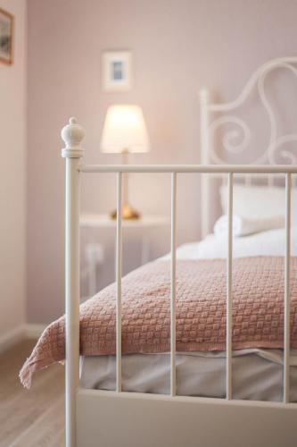 Ένα ή περισσότερα κρεβάτια σε δωμάτιο στο Sherlock's Holidays boutique rooms