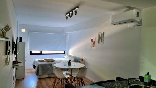 ロサリオにあるLindo ambiente de Calidad !のベッド、テーブル、椅子が備わる客室です。