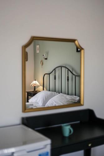 Ένα ή περισσότερα κρεβάτια σε δωμάτιο στο Sherlock's Holidays boutique rooms