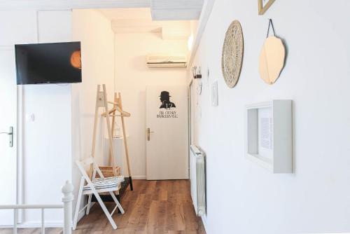 Μια τηλεόραση ή/και κέντρο ψυχαγωγίας στο Sherlock's Holidays boutique rooms