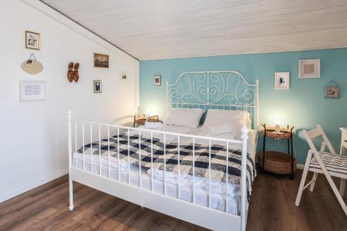 Ένα ή περισσότερα κρεβάτια σε δωμάτιο στο Sherlock's Holidays boutique rooms