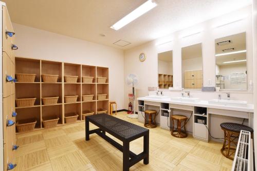 La salle de bains est pourvue d'un lavabo et d'un grand miroir. dans l'établissement Takinoue Hotel Keikoku, à Takinoue