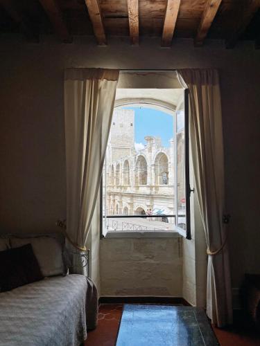 Ένα ή περισσότερα κρεβάτια σε δωμάτιο στο Appartement aux Arènes