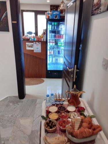 a tray of food on a table with a refrigerator at منتجع اووه يامال البحري في الخيران OOh Yaa Mal in Al Khīrān