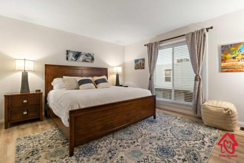 Un dormitorio con una cama grande y una ventana en The Villa - An Irvie Home, en Albuquerque