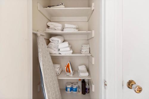 un armario con toallas blancas y un montón de toallas en The Villa - An Irvie Home, en Albuquerque