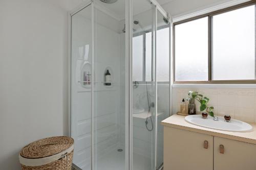 een badkamer met een douche en een wastafel bij 165 Back Beach Road Smiths Beach in Smiths Beach