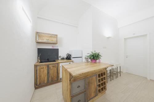 uma cozinha com uma ilha de madeira num quarto em Central Savona B&B em Savona