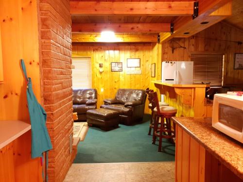 Restoration Pines by KABINO Hot Tub Big Garage Yard Fire Pit Swingset Foosball WiFi Grillにあるキッチンまたは簡易キッチン
