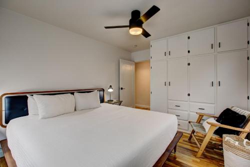- une chambre avec un lit blanc et un ventilateur de plafond dans l'établissement North End Bungalow 1921, à Boise