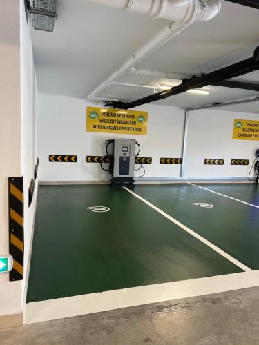 a gym with a tennis court in a room at Biador Apartments in Oradea