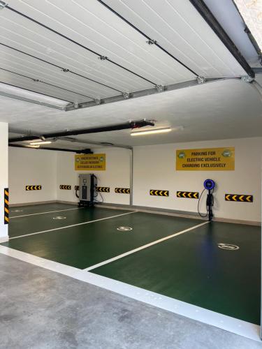 an empty garage with a tennis court in it at Biador Apartments in Oradea
