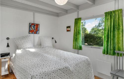 Schlafzimmer mit einem Bett und einem Fenster mit grünen Vorhängen in der Unterkunft Cozy Home In lsted With Kitchen in Ølsted
