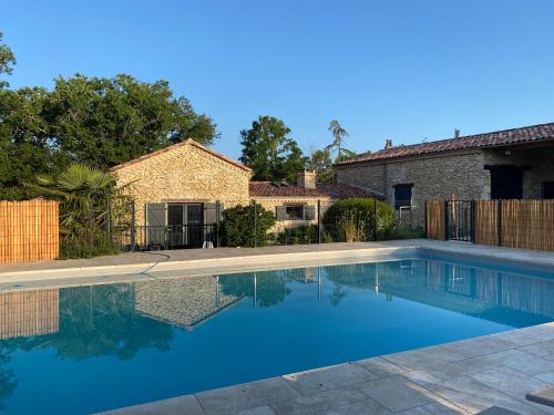 een zwembad voor een huis bij Coulonges in Savignac-sur-Leyze