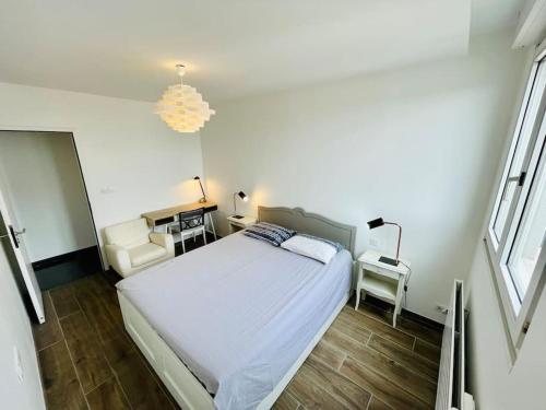 une chambre avec un lit, un bureau et une chaise dans l'établissement CATHÉDRALE/Cossu/Confortable/Spacieux, à Reims