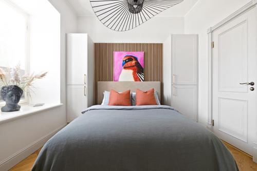 Katil atau katil-katil dalam bilik di Brand New Old Town Apartment With Terrace
