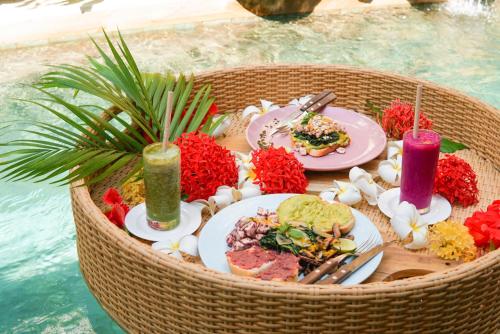 un tavolo con piatti di cibo e bevande in un cesto di Villa Casa Koko a Gili Air