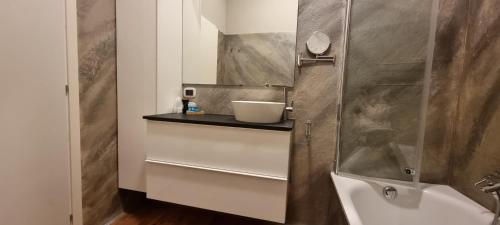 ein Badezimmer mit einer Dusche, einem Waschbecken und einer Badewanne in der Unterkunft DV Garda Suite in Campione del Garda