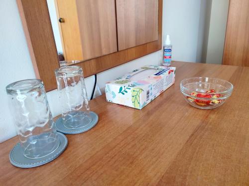 una mesa con dos vasos y una caja en ella en ASTY, en Mytilini