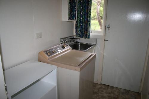 Kuchyň nebo kuchyňský kout v ubytování Foreshore Escape Cowes no1