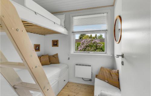 een tiny house met een bed en een raam bij Stunning Home In Dronningmlle With Kitchen in Dronningmølle