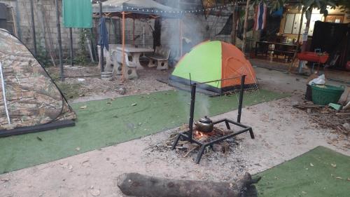 een tent en een fornuis met een pot erop bij Mae Sot Commune in Mae Sot