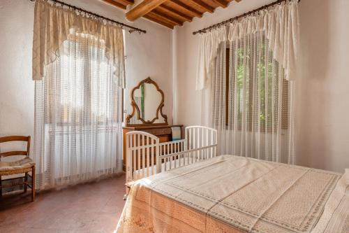 een slaapkamer met een bed en een groot raam bij Casale Poli in Borgo a Mozzano