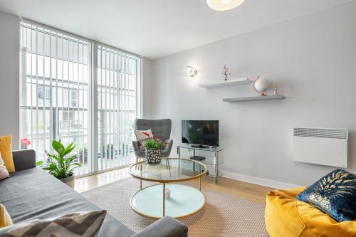 uma sala de estar com um sofá e uma mesa em Stunning Apartment with Underground parking! em Londres