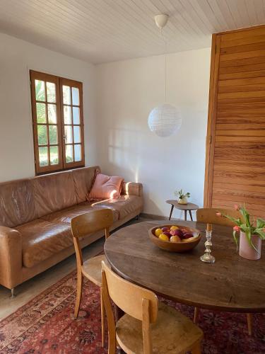 un salon avec un canapé et une table dans l'établissement Maison proche du lac de Soustons, à Azur