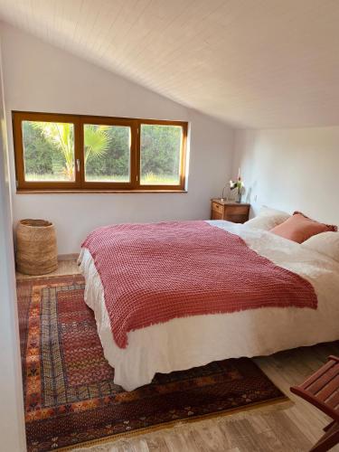 une chambre avec un grand lit et une fenêtre dans l'établissement Maison proche du lac de Soustons, à Azur