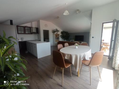 cocina y comedor con mesa y sillas en Уютна къща, en Sliven