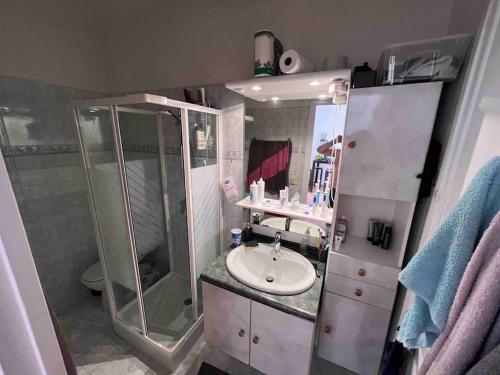 Phòng tắm tại Maison dans les rues piétonnes du vieux Hyères