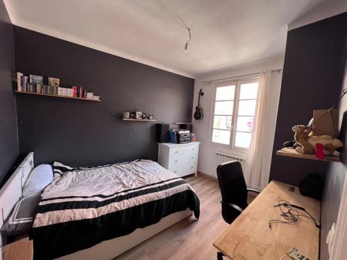 une chambre avec un lit, un bureau et une table dans l'établissement Maison dans les rues piétonnes du vieux Hyères, à Hyères