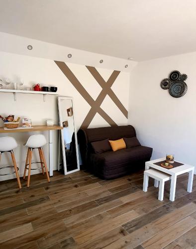 un salon avec un canapé et une table dans l'établissement Exceptionnel studio Nice proche mer avec piscine, parking et terrasse, à Nice