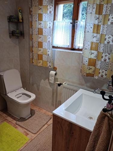 Bilik mandi di Chata Smrek