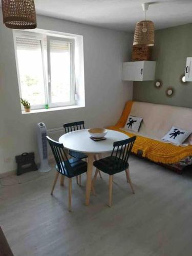 une pièce avec une table, des chaises et un lit dans l'établissement Appartement Cosy à 300m de la Mer / Cosy flat at 300m from the sea, à Merlimont