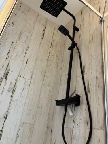 un microphone sur le sol dans une pièce dans l'établissement Appartement Cosy à 300m de la Mer / Cosy flat at 300m from the sea, à Merlimont