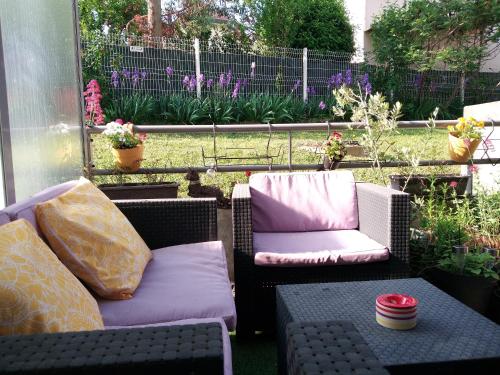 un patio con 2 sedie in vimini e un tavolo di # Prix "Travellers Awards 2023 et 2024" LAC LEMAN Velos Viarhôna Geneve Annecy a Valleiry