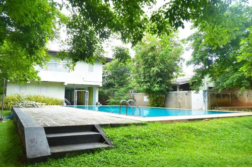 una piscina en el patio de una casa en Pivisuma Dambulla, en Dambulla