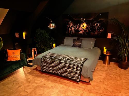 een slaapkamer met een groot bed in een kamer bij LoCo Paradiso - Two kingsize beds, outdoor terrace, DJ booth, bar, cinema, bathtub, kitchen, airco in Antwerpen