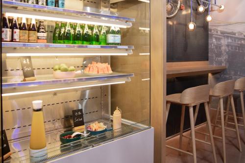 un restaurante con un bar con botellas de vino en CityNote Hotel - Guangzhou Beijing Road Sun Yatsen Memorial Hall Metro Station, en Guangzhou